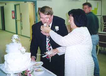 cake_bruce.jpg (11346 bytes)